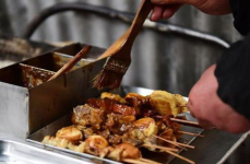 娱乐吃瓜酱炸串,街头美食新潮流，夜市狂欢必备佳品